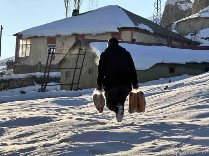 Depremde Hayatını Kaybedenler İçin Köy Köy Gezerek Ekmek Dağıttı
