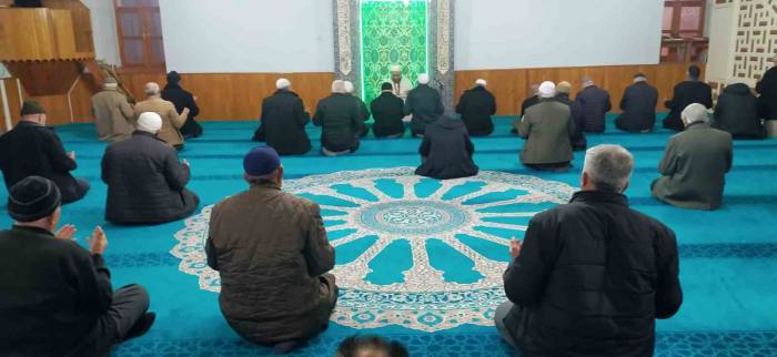 Hisarcık’ta 6 Şubat’ın Yıl Dönümünde Depremde Vefat Edenler İçin Dua Edildi