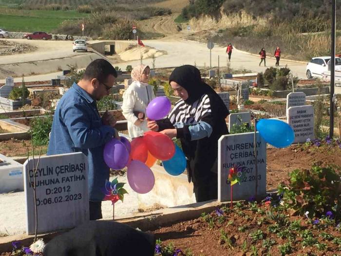 Balonlar Bu Sefer Çocukların Ellerinde Değil Mezar Taşlarında Uçuştu