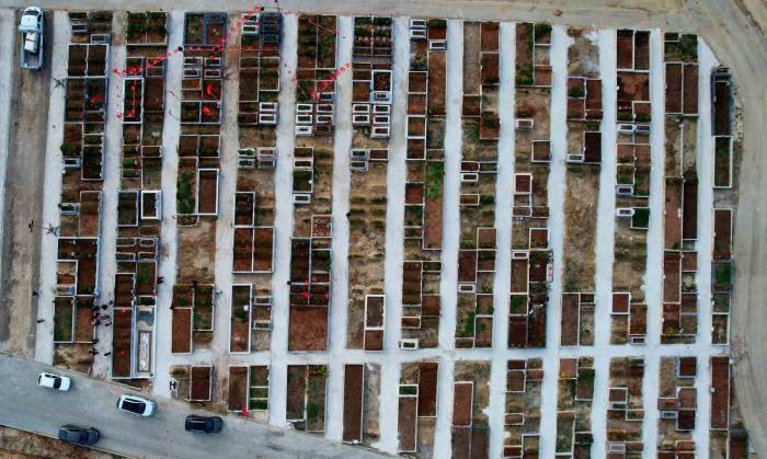 Mezarlıklarda Gözyaşları Sel Oldu