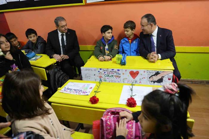 Depremde Ölen Öğretmen Ve Öğrenciler Unutulmadı