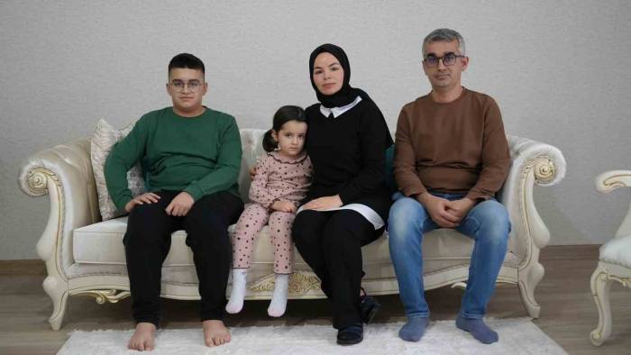 Depremzede Aile Bir Kez Daha Evsiz Kaldı: Ev Almak İsterken Bir Milyon Liralık Arabasından Oldu