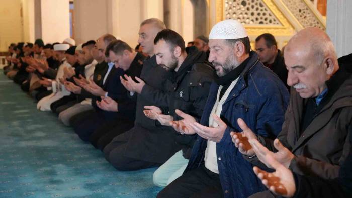 Depremde Hayatını Kaybedenler İçin Sabah Namazında Dua Edildi