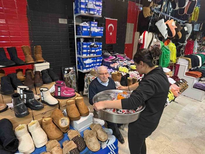 Depremzede Aile 6 Şubat Depremlerinin Yıl Dönümünde Hayır Pilavı Dağıttı