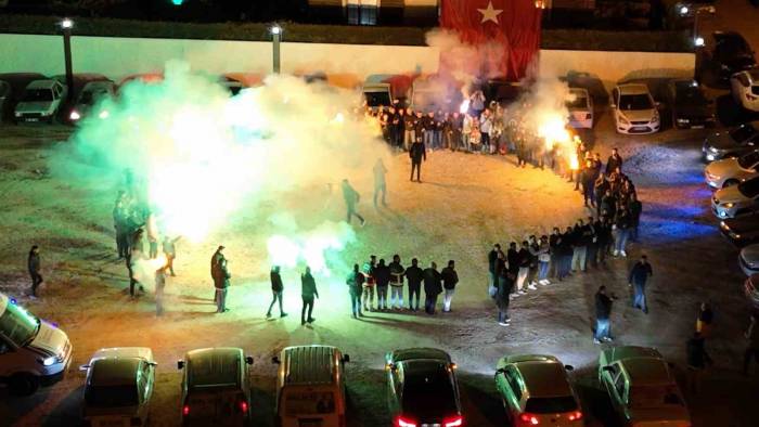 Bir Anda Evinin Önünde Toplanıp Sürpriz Yaptılar