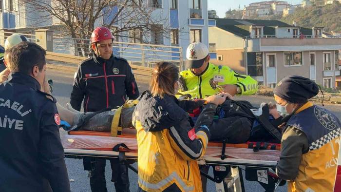 Aydınlatma Direğine Çarpan Otomobilin Sürücüsü Yaralandı