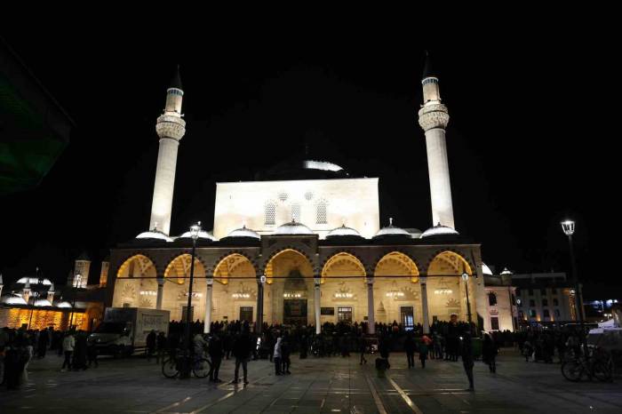 Konya’da Miraç Kandili’nde Vatandaşlar Camilere Akın Etti
