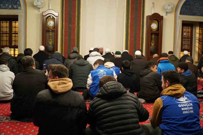 Gençler Depremde Hayatını Kaybeden Vatandaşlar İçin Sabah Namazında Buluştu