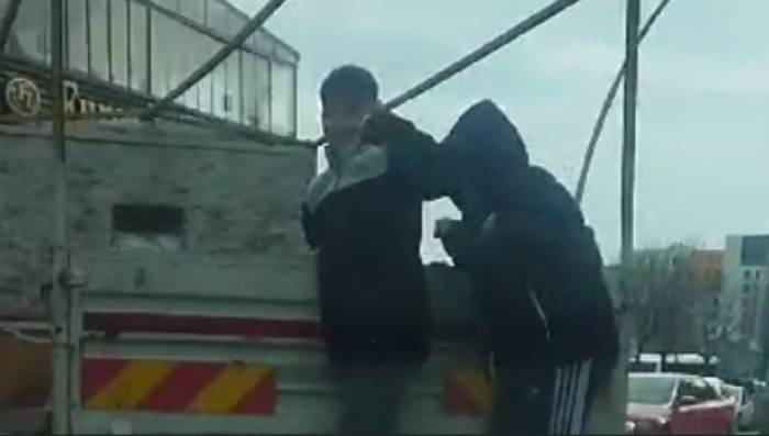 Sultangazi’de Çocukların Tehlikeli Oyunu Kamerada