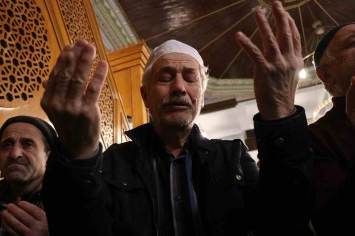 Asrın Felaketinde Hayatını Kaybedenler İçin Dua Edilirken Gözyaşlarını Tutamadı