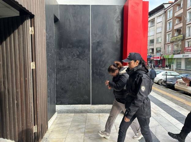 Kendilerini Polis Ve Savcı Olarak Tanıtıp Binlerce Lira Dolandırdılar