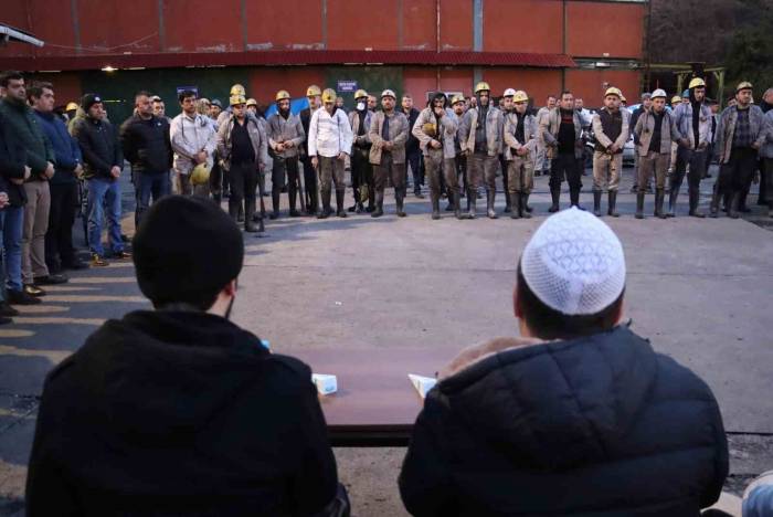 Maden İşçileri Deprem Felaketinde Hayatını Kaybedenleri Dualarla Andı