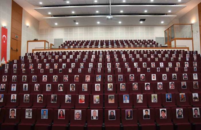 Depremde Hayatını Kaybeden Öğrenci Ve Çalışanlar İçin Anma Töreni Düzenlendi