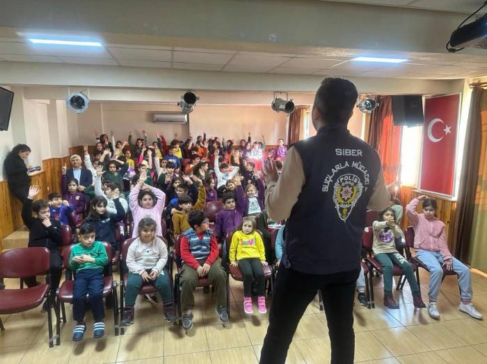 Siber Suçlarla Mücadele Şube Müdürlüğü Ekipleri Öğrencileri Bilgilendirdi