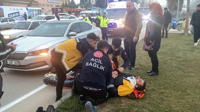 Motosiklet İle Otomobil Çarpıştı: 1 Yaralı