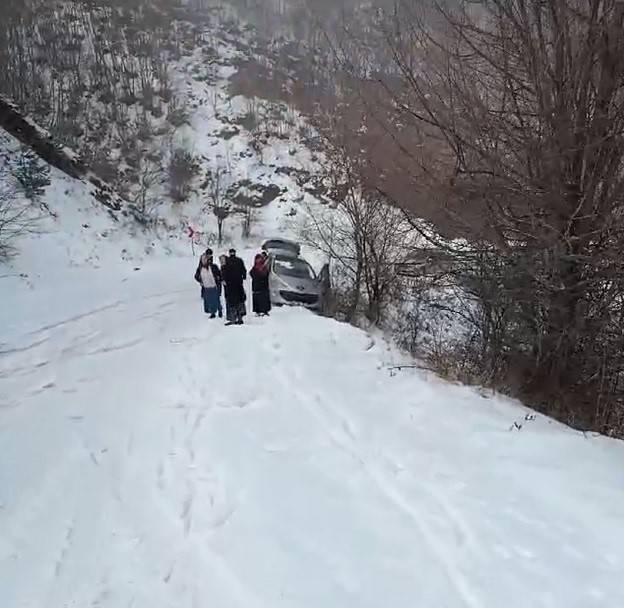 Tokat’ta Karlı Yolda Tır Mahsur Kaldı, Kayan Aracı İse Uçuruma Düşmekten Ağaç Kurtardı