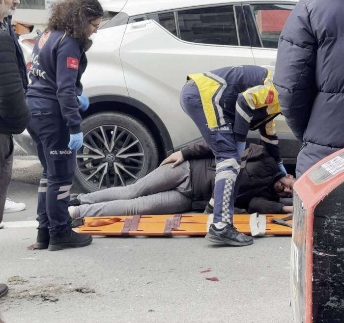 İki Aracın Arasından Geçmeye Çalışan Motosiklet Sürücüsü Düştü: O Anlar Kamerada