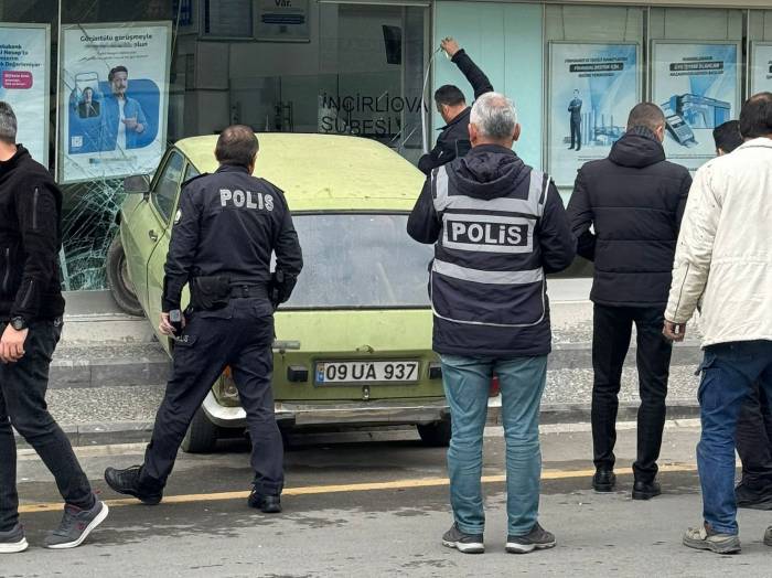 Otomobil Banka Şubesine Girdi