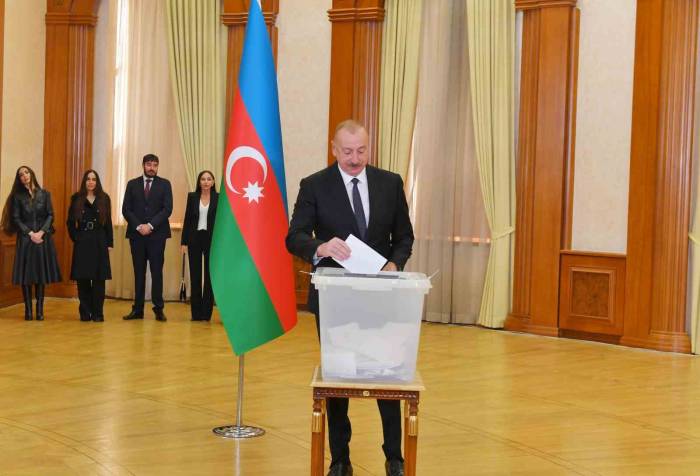 Azerbaycan Cumhurbaşkanı Aliyev, Oyunu İşgalden Kurtarılan Hankendi’de Kullandı