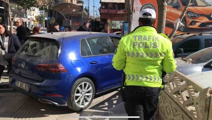 Elazığ’da Otomobil Duvara Çarptı: 2 Yaralı