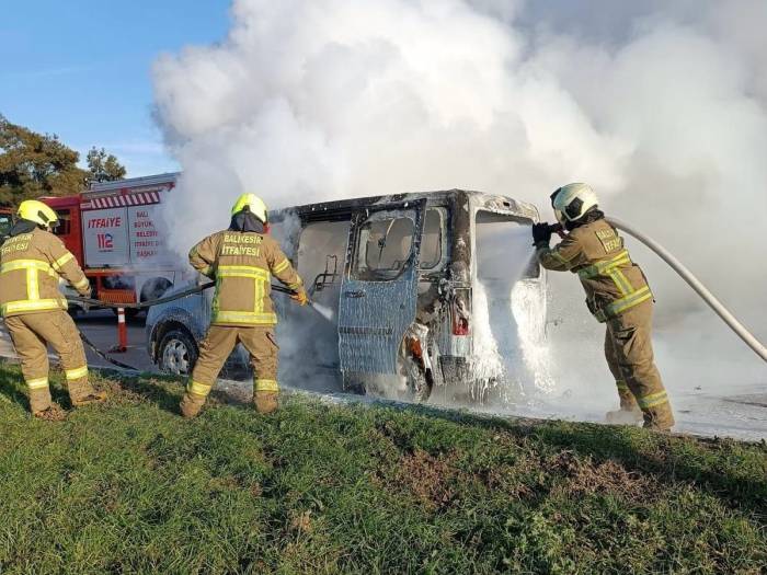 Bandırma’da Belediye Aracı Yandı