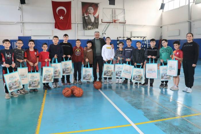 Başkan Kaplan’dan Sporculara Malzeme Desteği