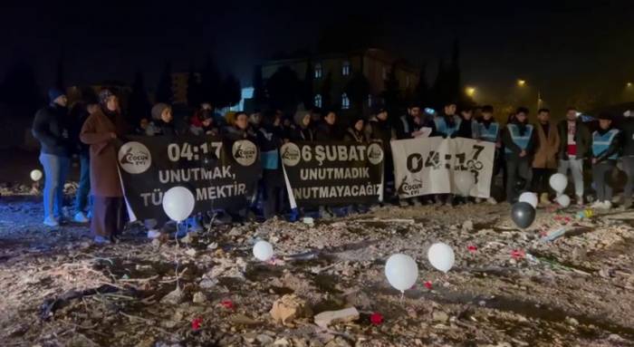 Enkazlara Balonlar Ve Karanfiller Bırakıldı