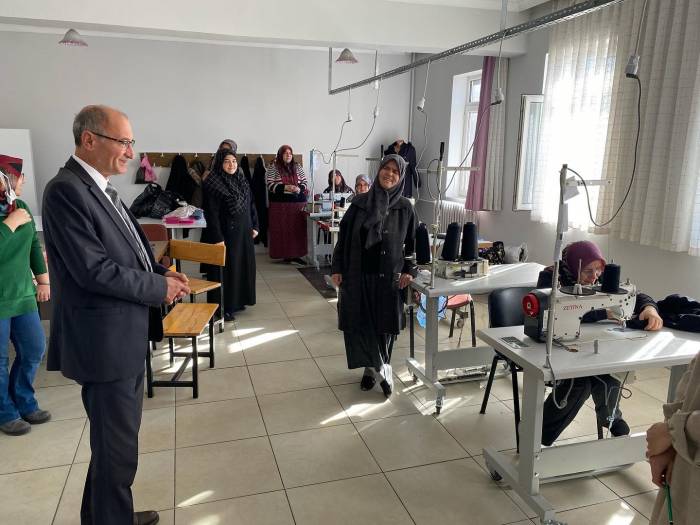 Domaniç Belediyesinden Hem’e Dikiş Makinesi Desteği