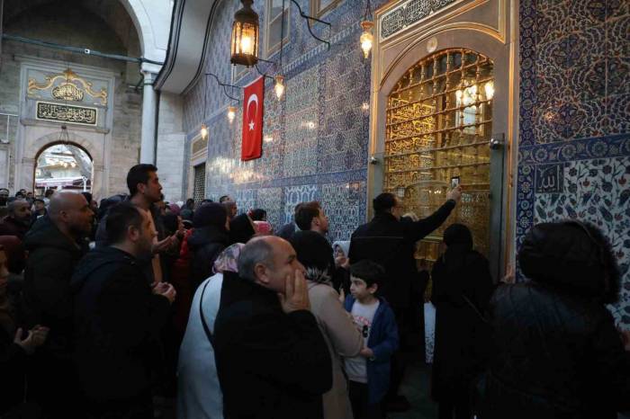 Miraç Kandili Eyüp Sultan’da Dualarla İhya Edildi