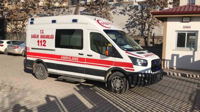 Elazığ’da Lisede ’kız Meselesinden’ Çıkan Kavgada 1 Öğrenci Bıçaklandı