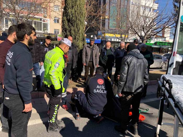 Otomobilin Çarptığı Yaşlı Adam Yaralandı