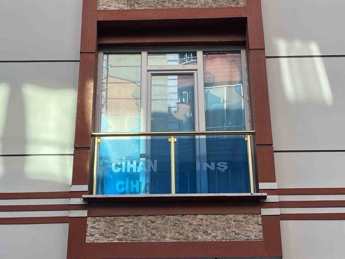 Esenyurt’ta Boşanmak İsteyen Eşinin Evini İkinci Kez Taşlayan Adam Kamerada