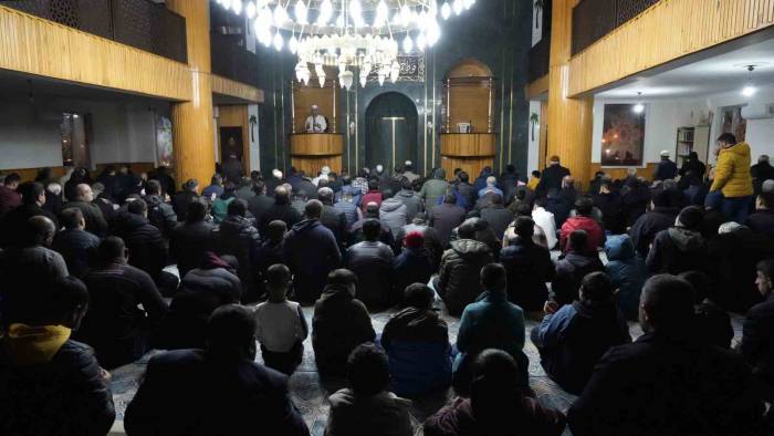 Gaziantep Nurdağı’nın Ayakta Kalan Tek Camisinde Kandil Yoğunluğu