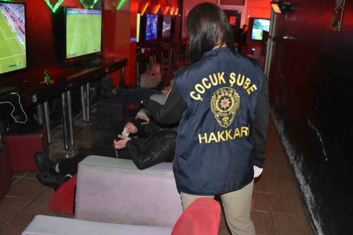 Hakkari’de Okul Çevreleri İle Servis Araçlarına Yönelik Uygulama Yapıldı