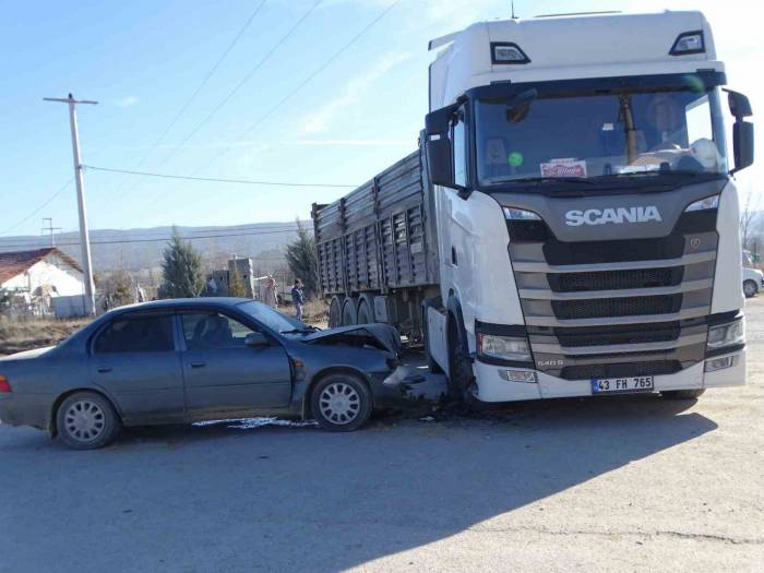 Hisarcık’ta Tır İle Otomobil Çarpıştı: 4 Yaralı