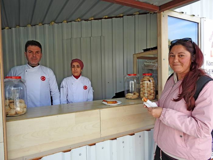 Depremzede Aile Çeşme’de Poğaça-börek Satarak Hayata Tutundu
