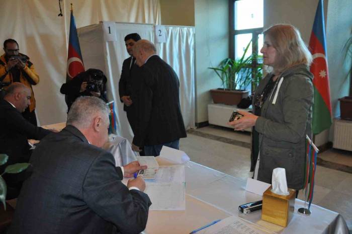 Kars’ta Azerbaycanlılar Cumhurbaşkanı Seçimi İçin Oy Kullanıyor