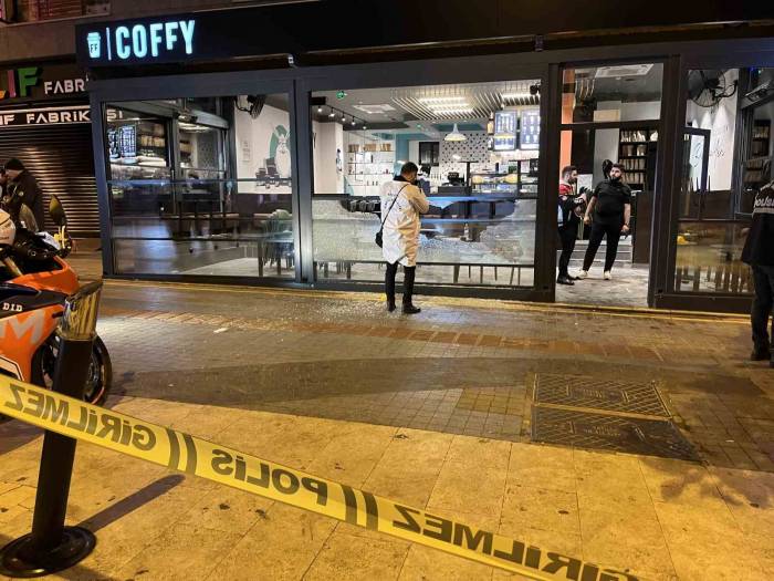 Küçükçekmece’de Tartıştığı Esnafa Kurşun Yağdırdı: 2 Yaralı