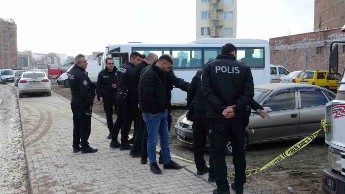 Görüşmeye Çağırdığı Arkadaşını Silahla Vurdu