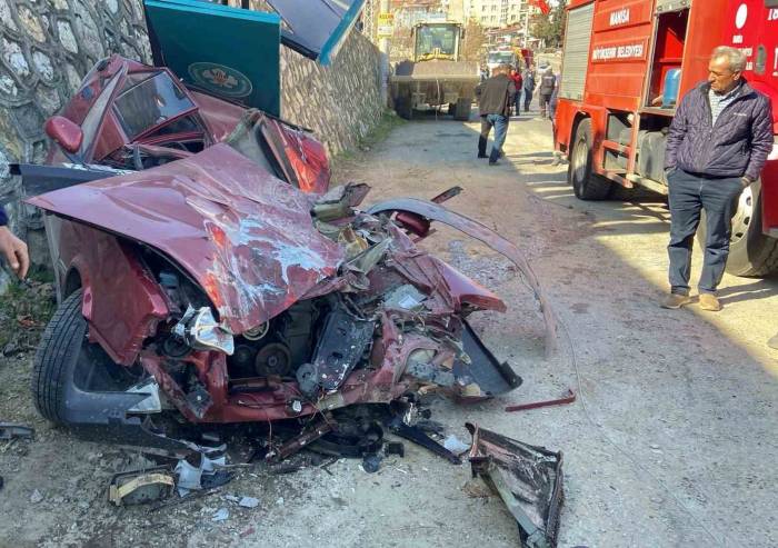 Kamyondan Düşen İş Makinesi Park Halindeki Otomobili Ezdi