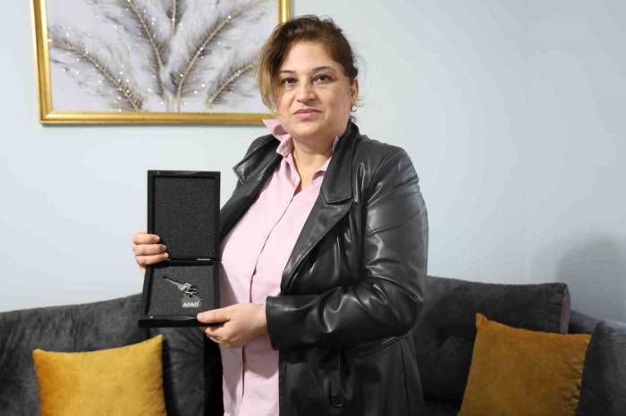 Afetzede Vatandaş, Anahtarını Teslim Aldığı Yeni Evinde Yaşayacağı Güzel Günler İçin Heyecanlanıyor