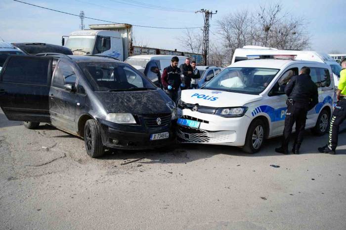 Edirne’de Günlerdir Polislerden Kaçan Sürücü Ekip Otosuna Çarptı: 2 Polis Yaralı