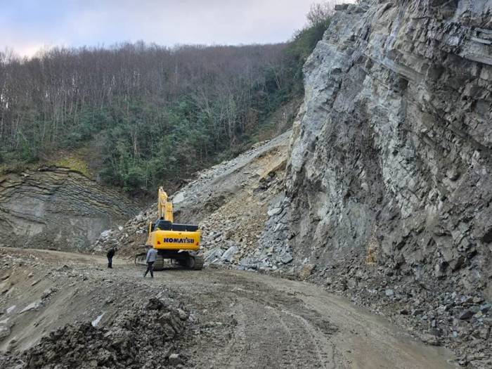 Gökçealan Grup Yolu Dinamitle Genişletiliyor