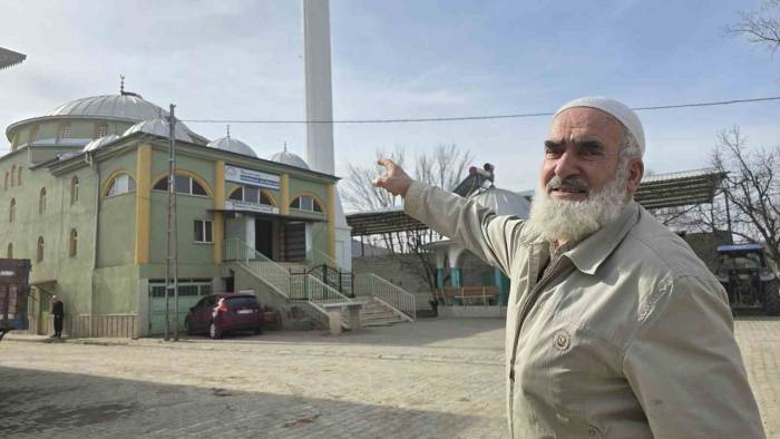 Cesaretiyle Takdir Topladı, Dedeyi Cami Kubbesine Tırmanırken Görenler Gözlerine İnanamadı