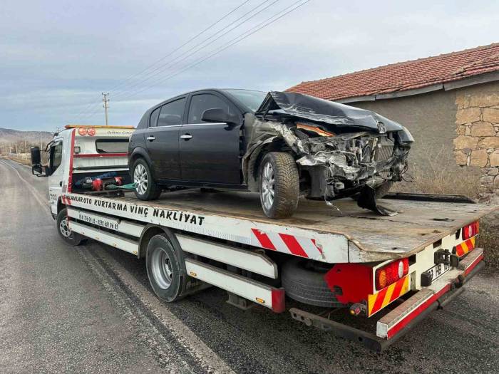 Duvara Çarpan Otomobilde 2 Kişi Yaralandı