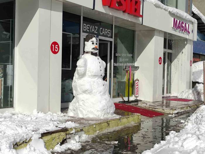 İş Yerinin Önünde Dev Kardan Adam Yaptı