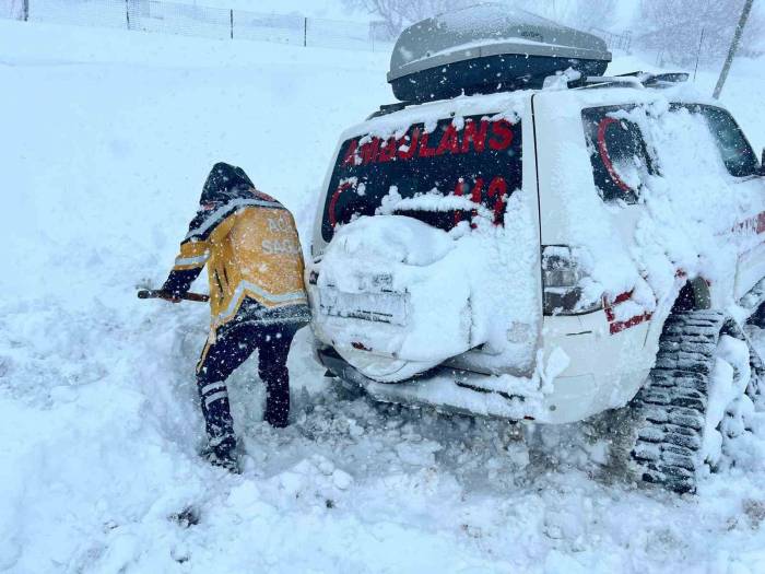 Paletli Ambulans Mahsur Kaldı Traktörle Çektiler