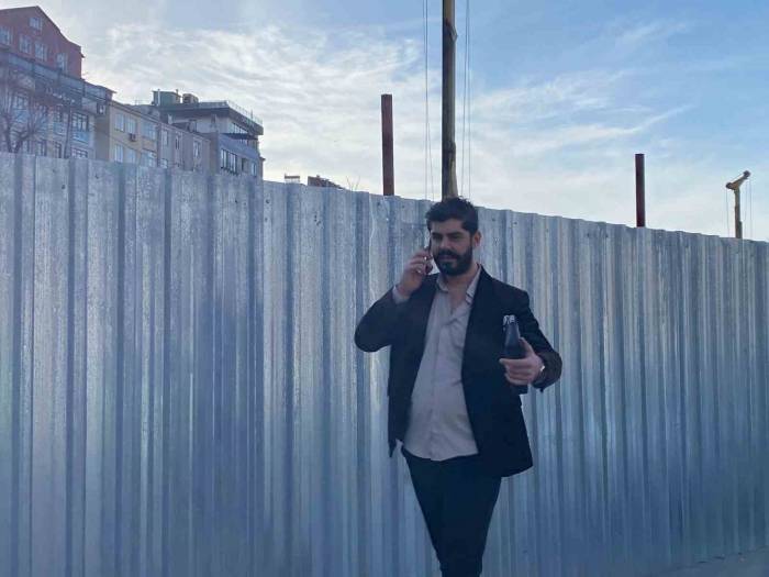 Beyoğlu’da Ünlülerin Kuaförü Lüks Aracıyla Zincirleme Kazaya Neden Oldu