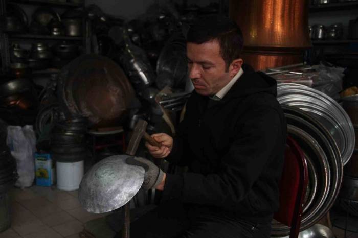 Yarım Asırlık Bakır Ustasının Mesleğini Oğlu Yaşatıyor
