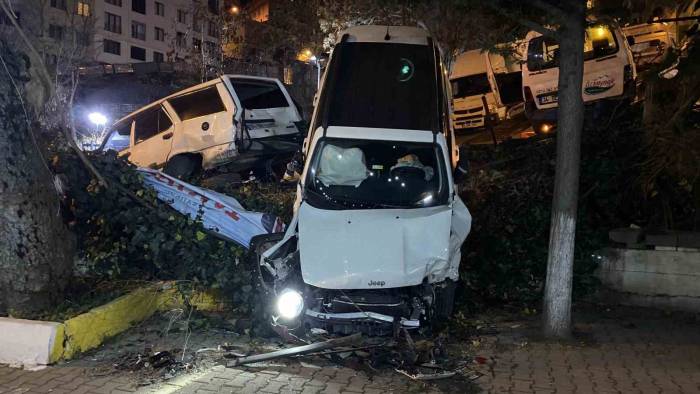 Eyüpsultan’da Virajı Alamayan Araç Çay Bahçesine Uçtu